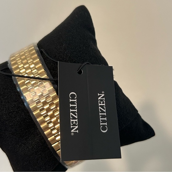 NWT Citizen Quartz WR 50 Analog Watch Gold New with Tags Business Casual Office - Picture 6 of 10